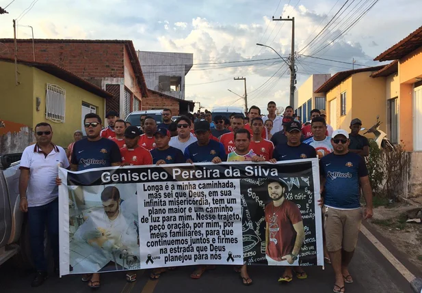 Familiares e amigos se despedem de Geniscleo Pereira