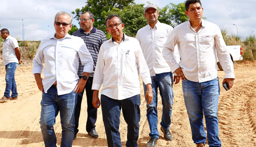 Firmino Filho e Paulo Lopes visitam obra na zona sul