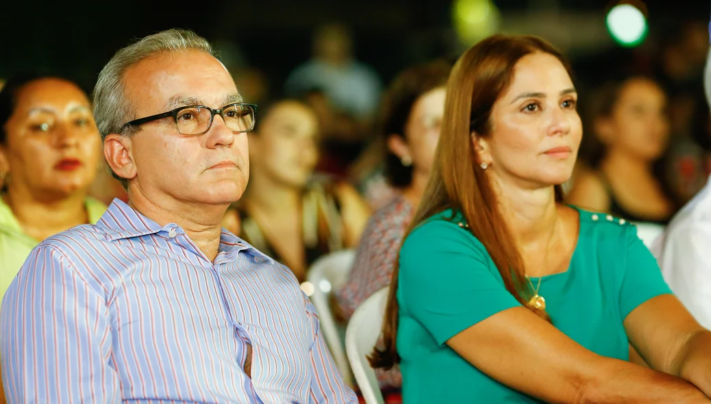 Prefeito ao lado da esposa Lucy 