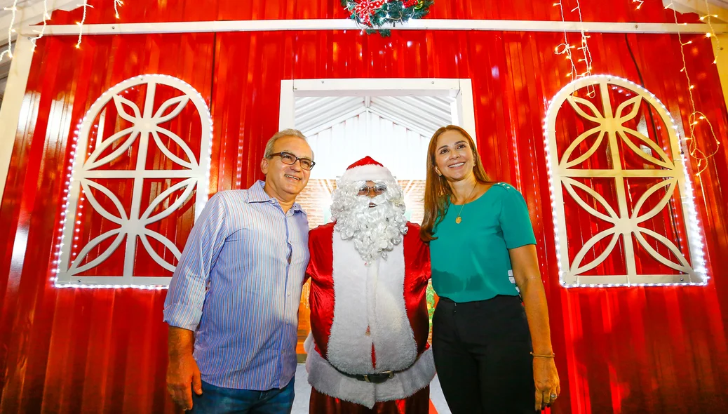 Prefeito ao lado do papai noel 