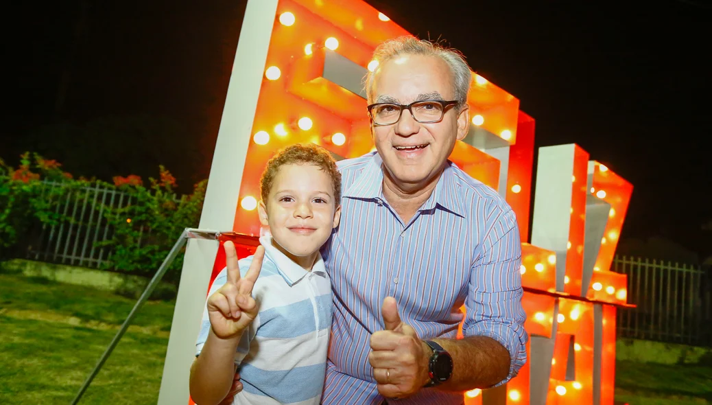 Prefeito e criança no parque da cidadania 