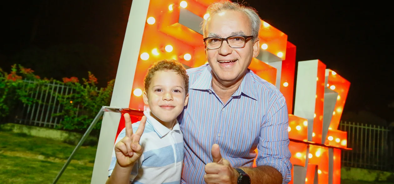 Prefeito e criança no parque da cidadania 