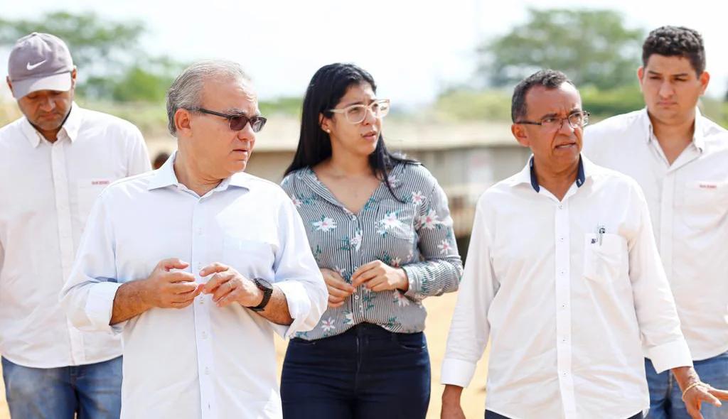 Prefeito Firmino Filho e superintendente da Sdu/Sul, Paulo Lopes, visitam obra na zona sul