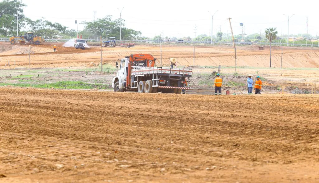 Trabalhadores na construção de obra na zona sul de Teresina