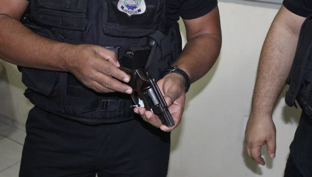 Arma apreendida com os criminosos
