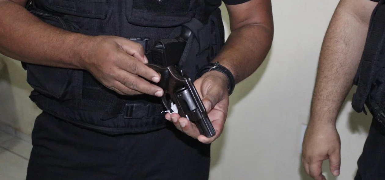 Arma apreendida com os criminosos