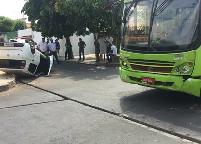 Carro capota após colidir com ônibus em Teresina 