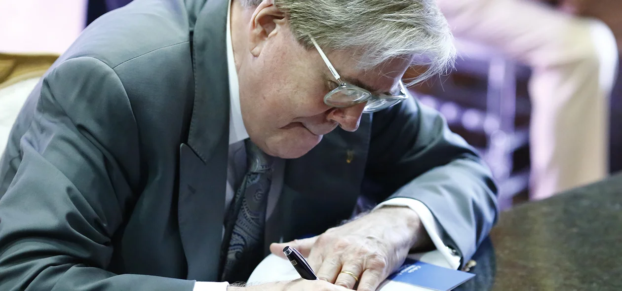 Hugo Napoleão autografando o livro 