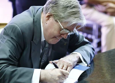 Hugo Napoleão autografando o livro 