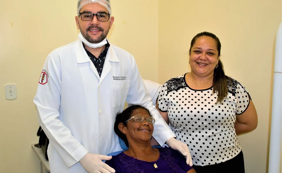 Primeira entrega de próteses dentárias aos morados 