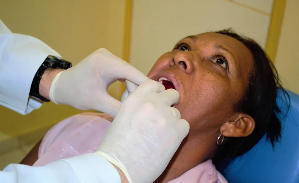 Senhora recebendo Próteses Dentárias 