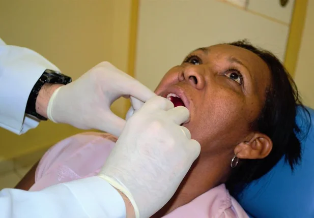 Senhora recebendo Próteses Dentárias 