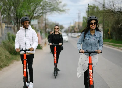 Usuários utilizando os patinetes elétricos