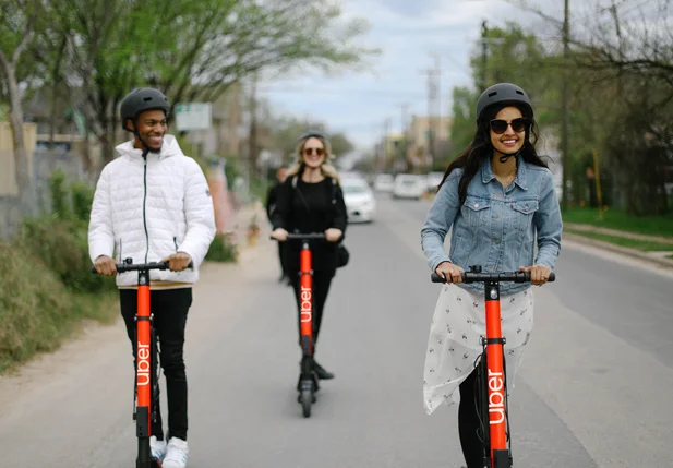 Usuários utilizando os patinetes elétricos