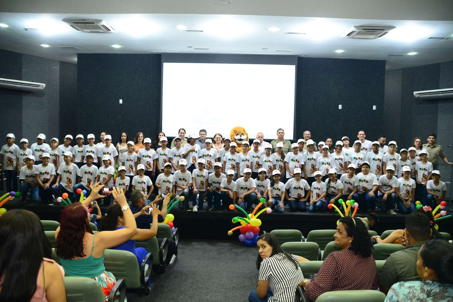 Alunos Do SESI recebem certificados de formatura do PROERD