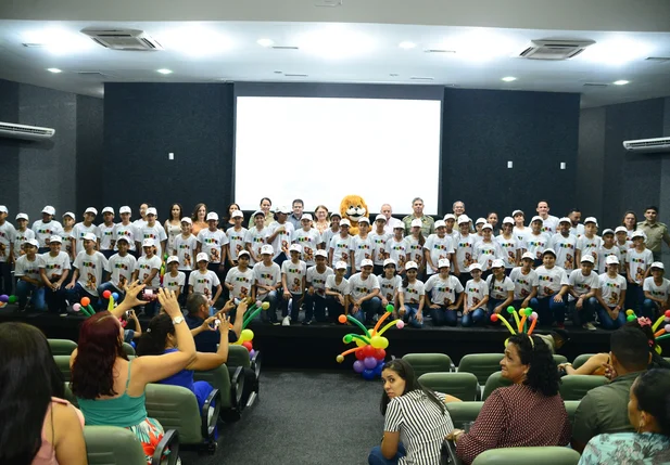 Alunos Do SESI recebem certificados de formatura do PROERD