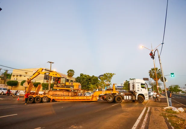 Caminhão fica preso ao tentar fazer curva na Avenida João XXIII