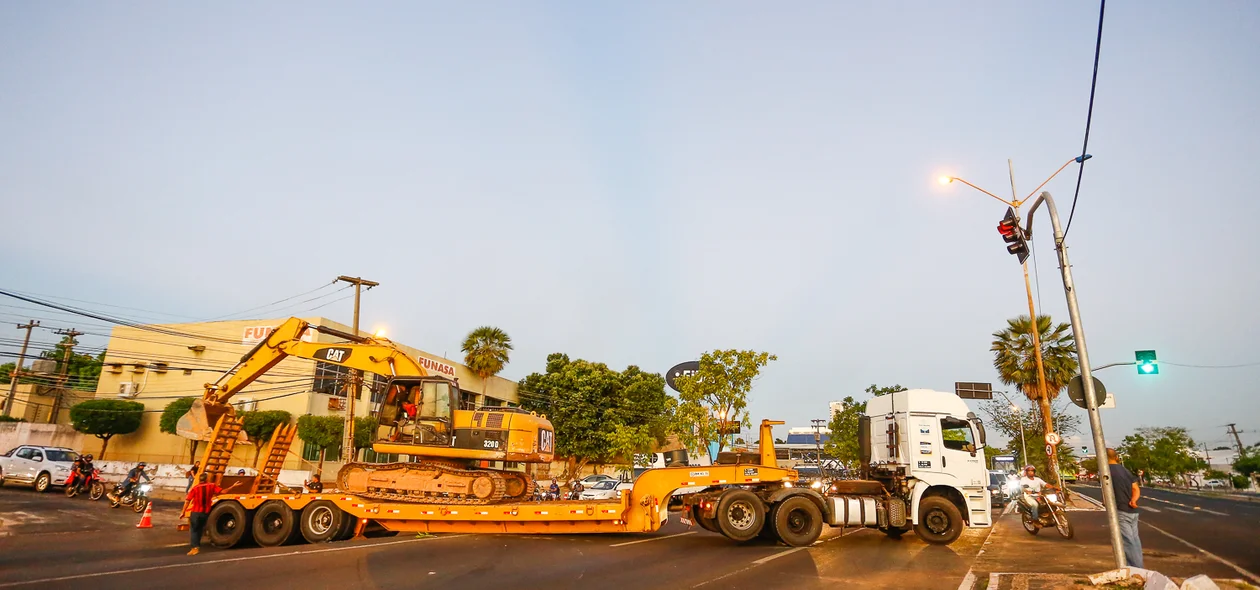 Caminhão fica entalado em avenida 