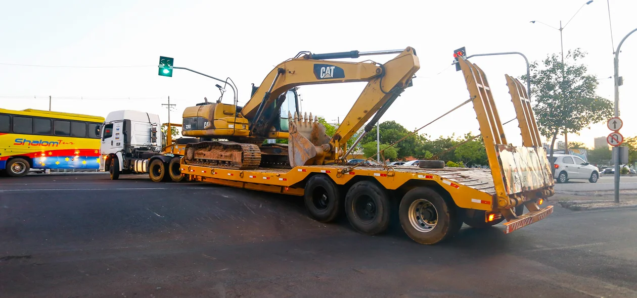 Caminhão fica entalado na avenida João XXIII 