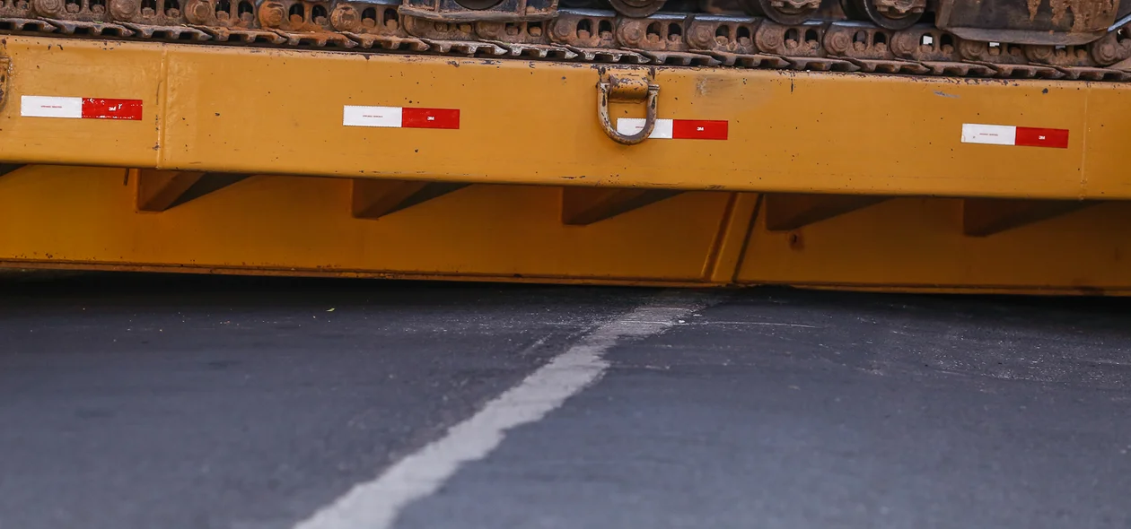 Caminhão ficou parado em avenida