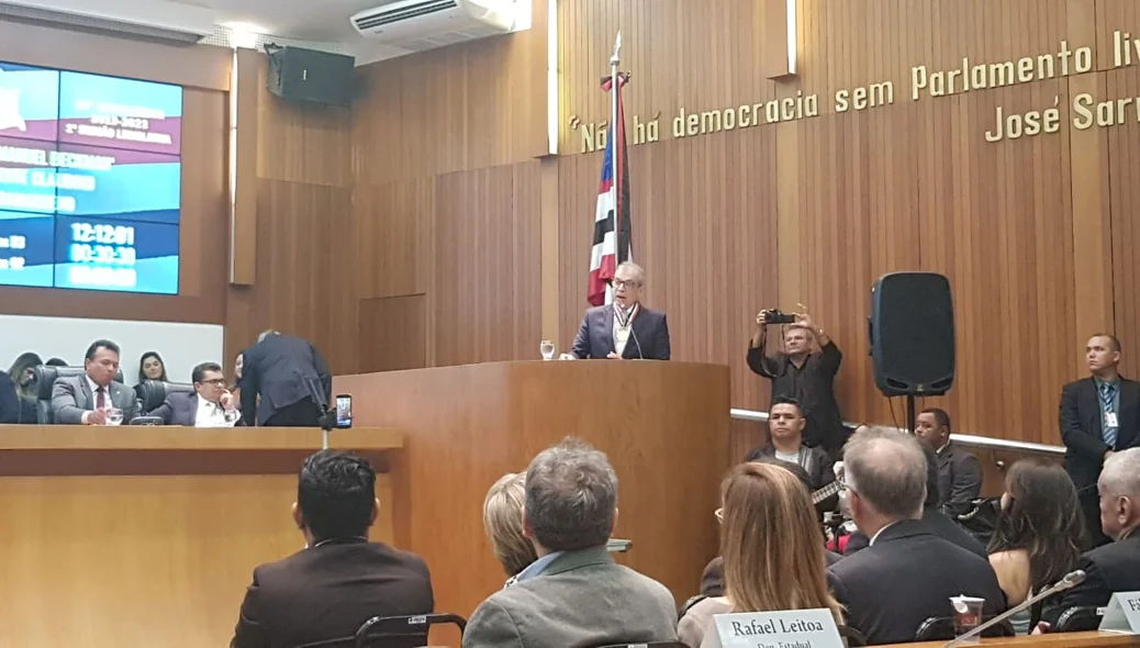 João Claudino no plenário da Alema