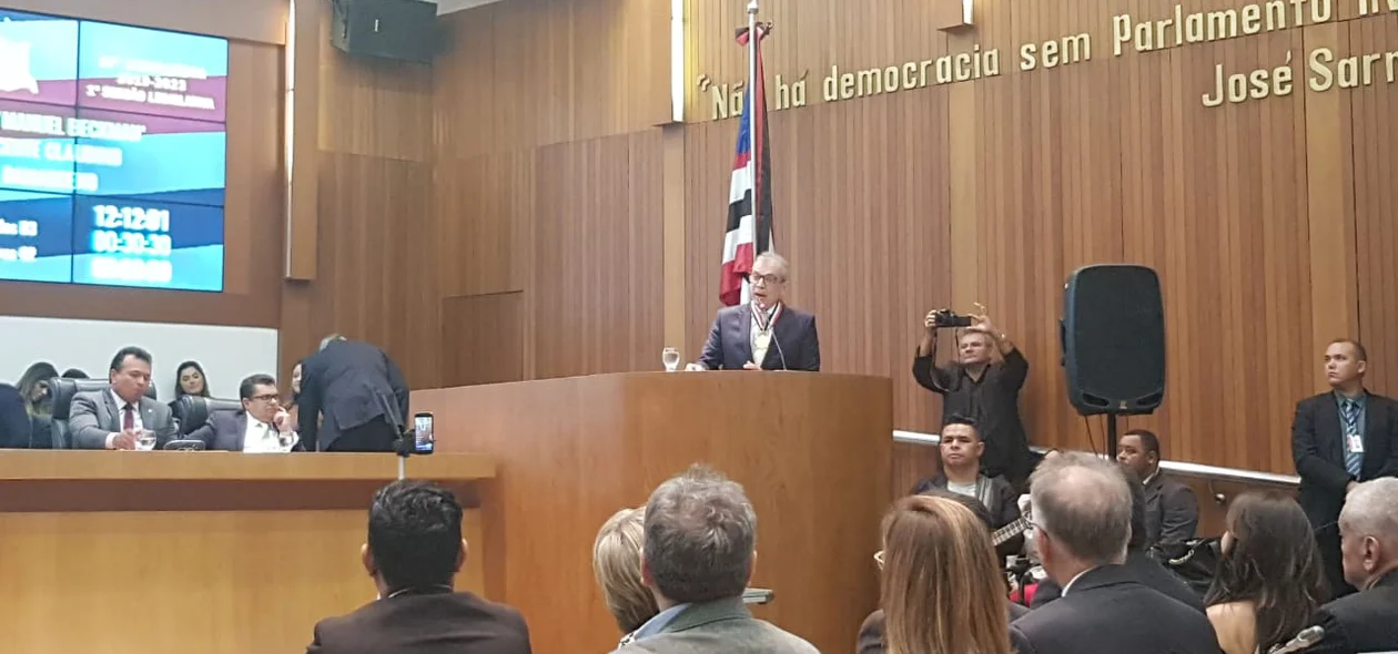 João Claudino no plenário da Alema