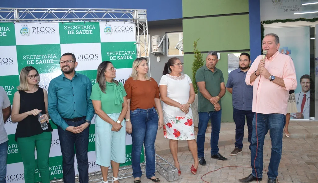 Dr. Júnior agradece ao Padre Walmir pelo apoio