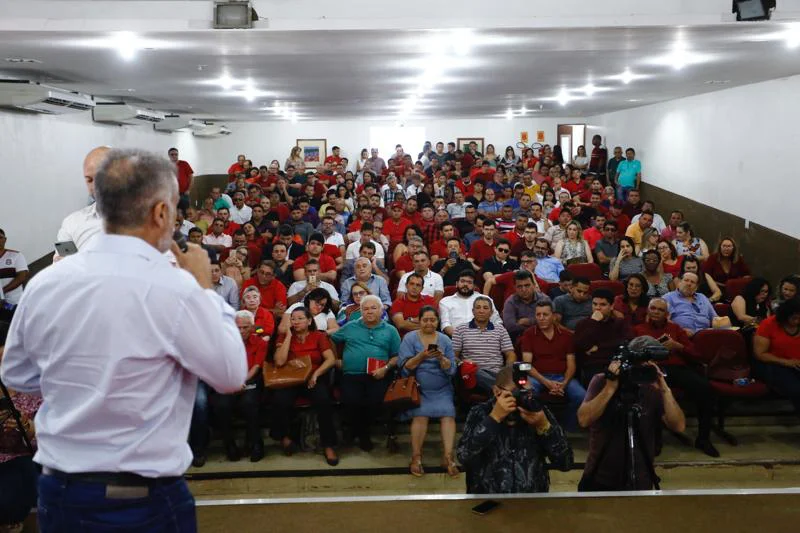 Empresário Araujinho discursa 