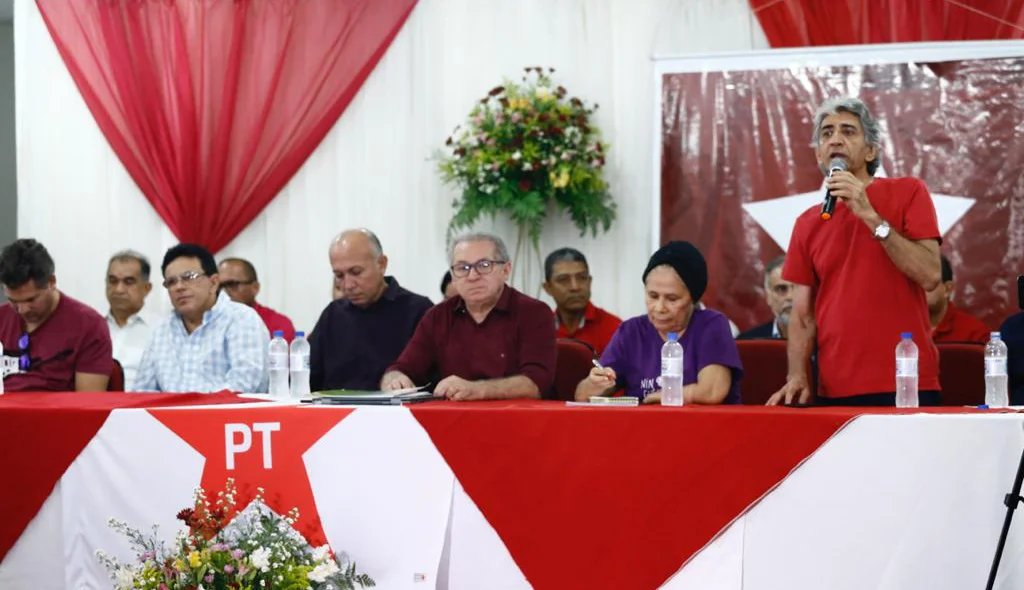 Evento de recondução de Assis Carvalho à presidência do PT 