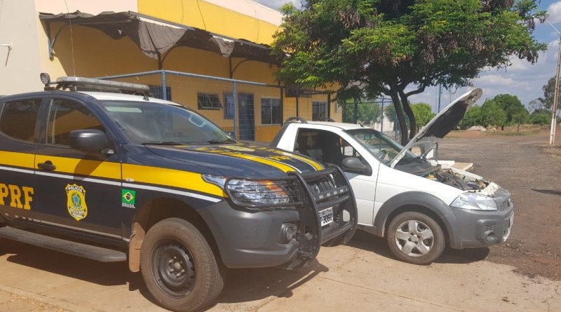 PRF apreende veículo Fiat Strada na BR 316 em Picos