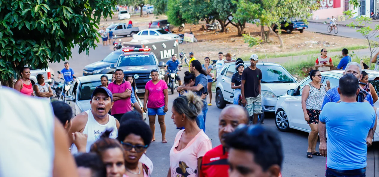 Muita gente no local 