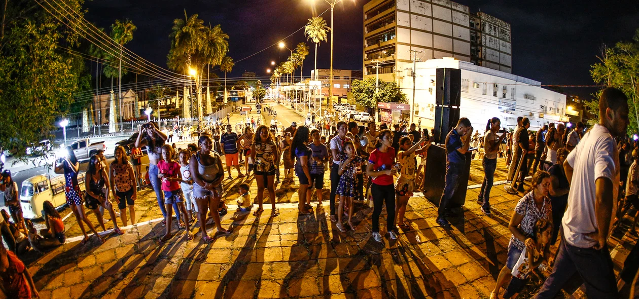 Muita gente no local 