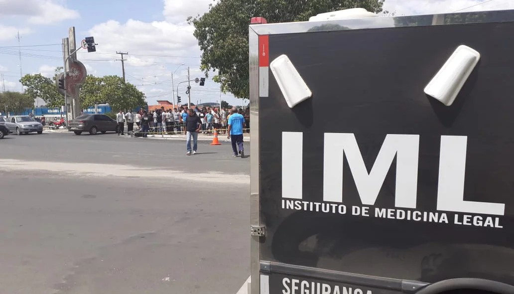A perícia esteve no local para analisar as causas do acidente 