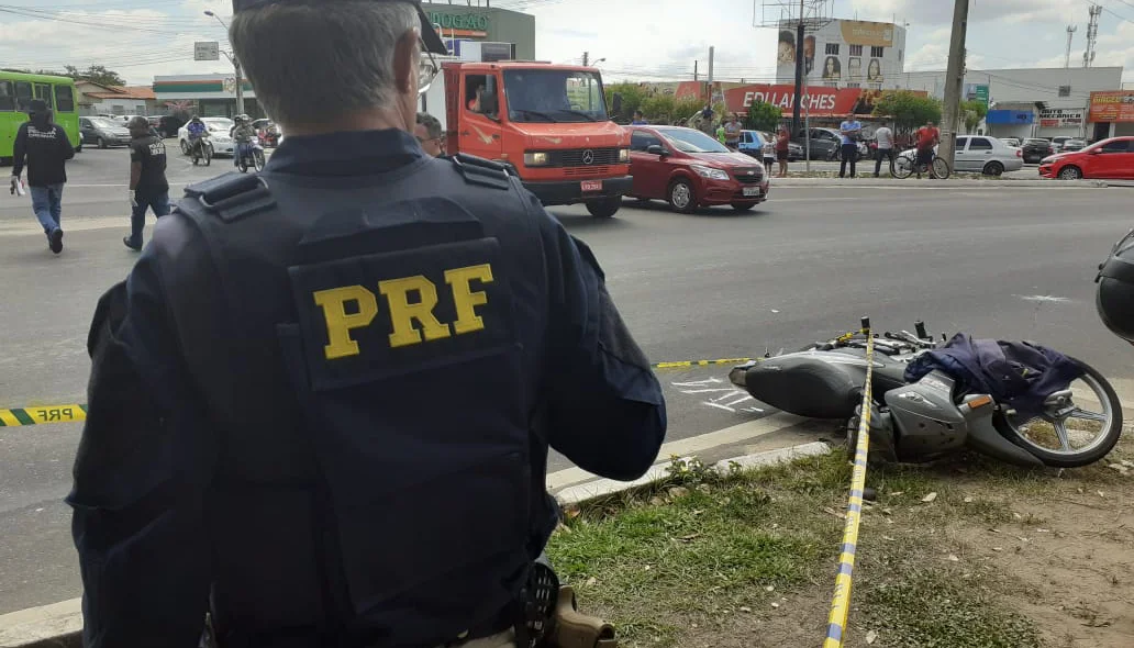 Agentes da PRF estiveram no local para isolar a área