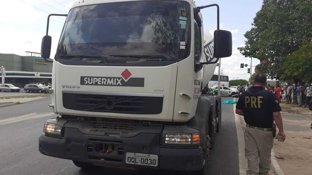 Caminhão modelo Volvo pertence à empresa Supermix