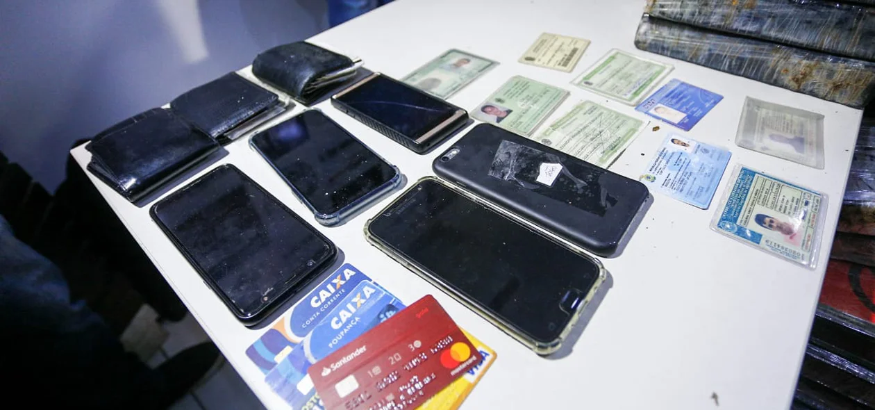 Celulares e cartões apreendidos durante a operação
