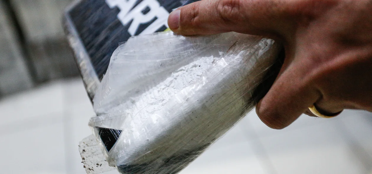 Delegado mostrando a cocaína 