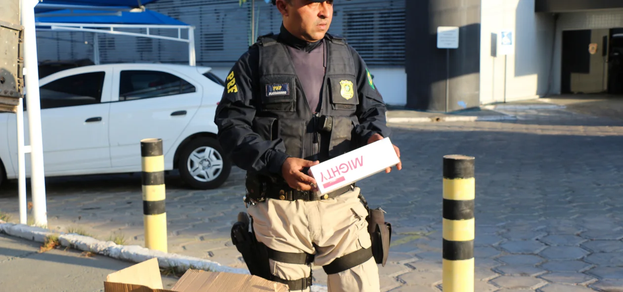 Inspetor Alexsandro mostrando o cigarro apreendido  