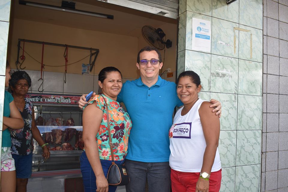 Júnior Percy visita mercado 