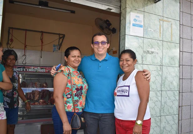 Júnior Percy visita mercado 