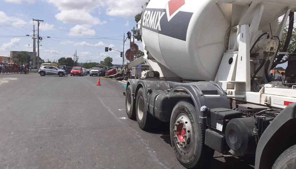 A motocicleta colidiu contra o pneu traseiro do caminhão