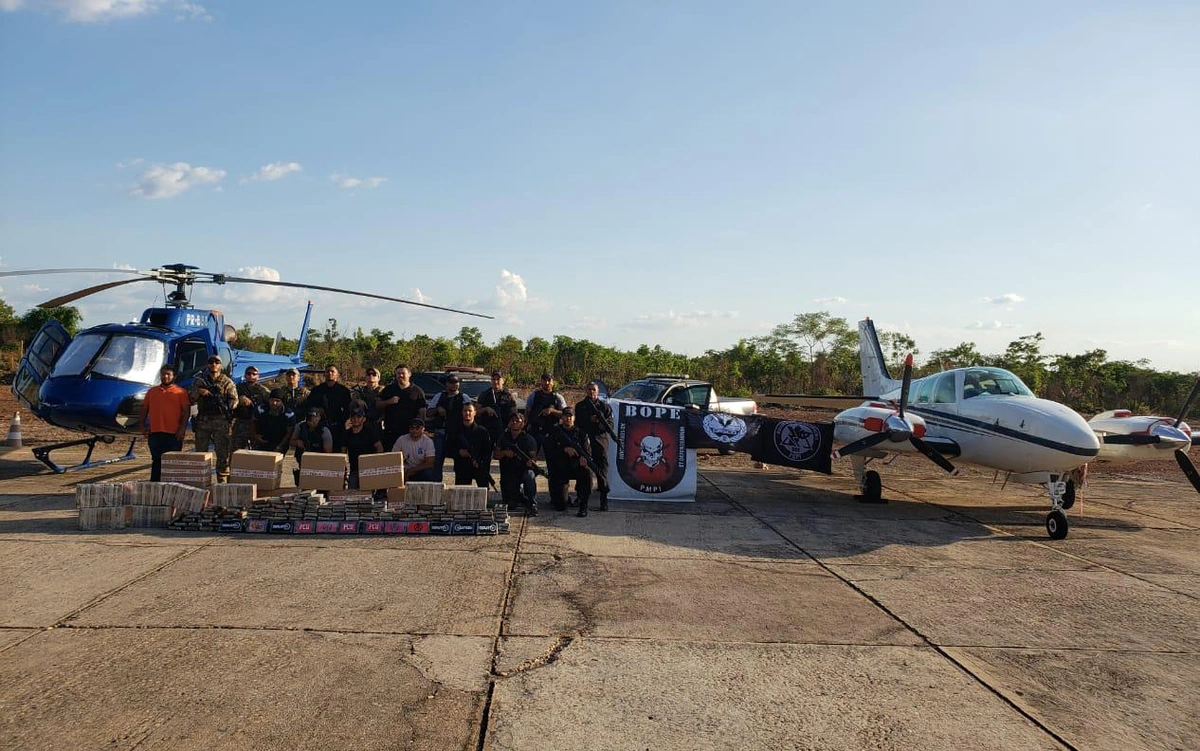Um helicóptero e uma avião de pequeno porte também foram apreendidos