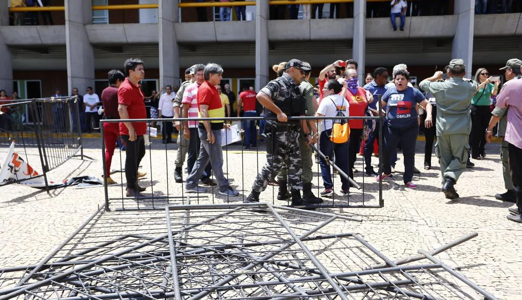 Barra de ferro foi arremessada contra PM