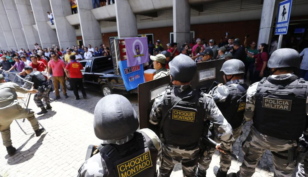 Confronto entre polícia e manifestantes na Alepi