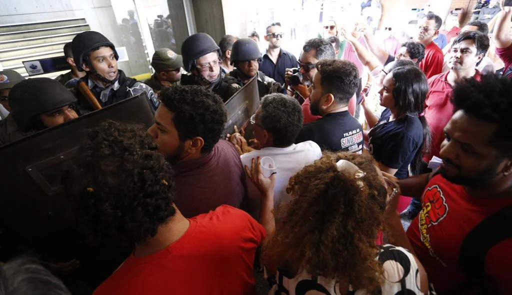 Confusão entre Polícia Militar e manifestantes