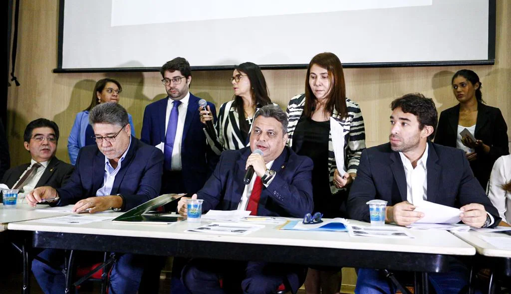Deputados durante audiência na Alepi