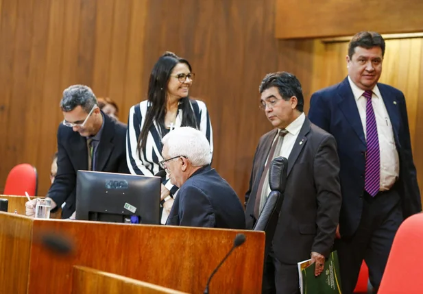 Deputados no plenário da Alepi