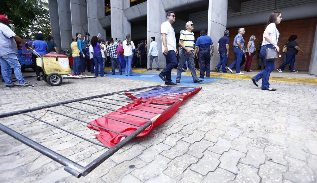 Grades derrubadas durante manifestação na Alepi