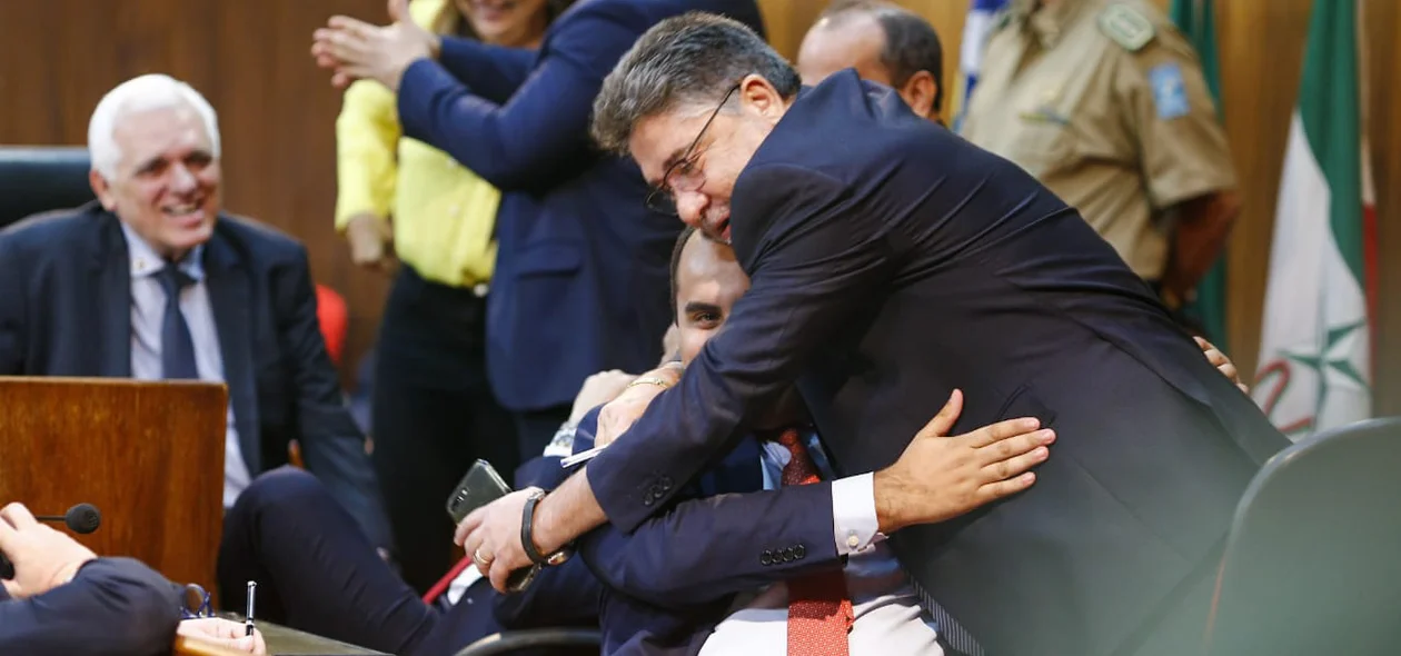 João Mádison e Georgiano Neto se cumprimentam após votação