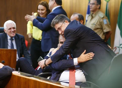 João Mádison e Georgiano Neto se cumprimentam após votação